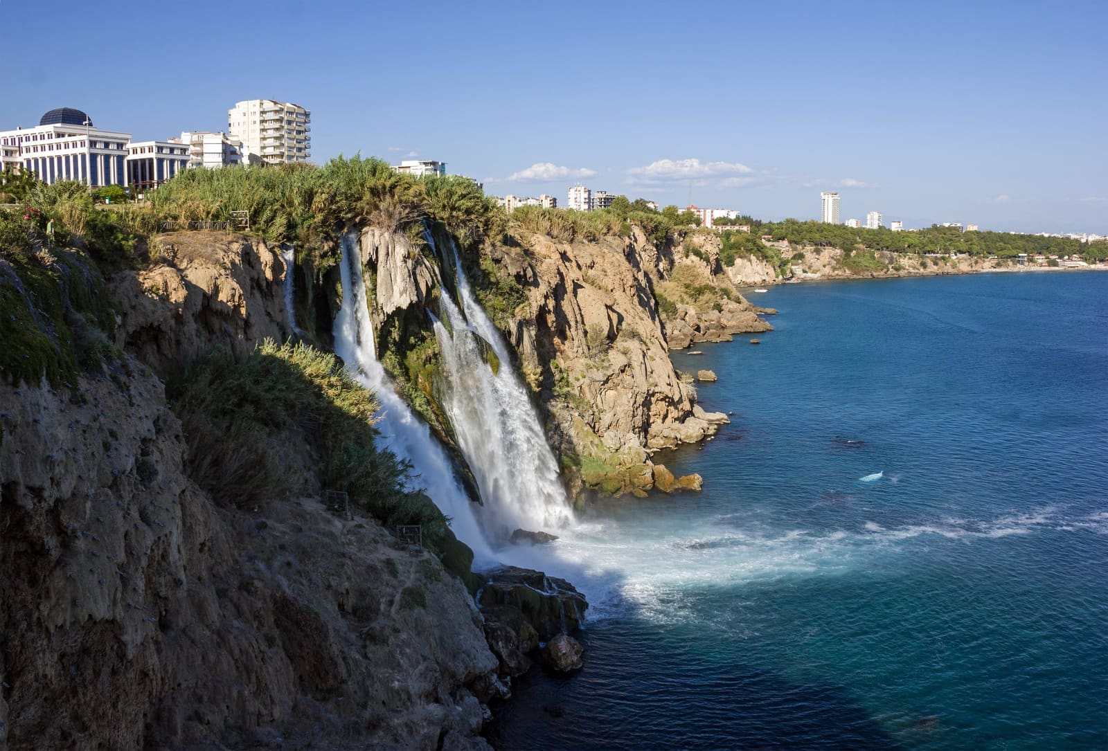 Der untere Düden-Wasserfall stürzt bei Antalya über eine Steilküste ins Mittelmeer