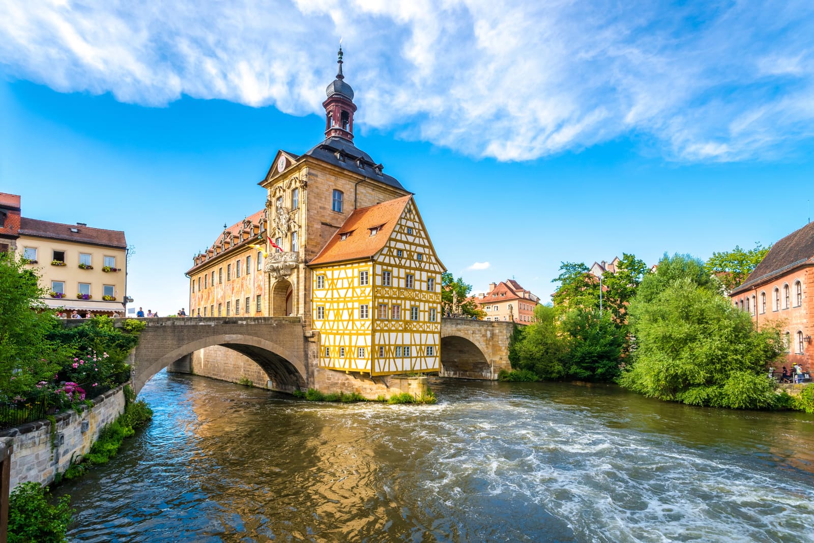 Bamberger Altes Rathaus mit bemalter Fassade und Fachwerkanbau auf einer Insel in der Regnitz