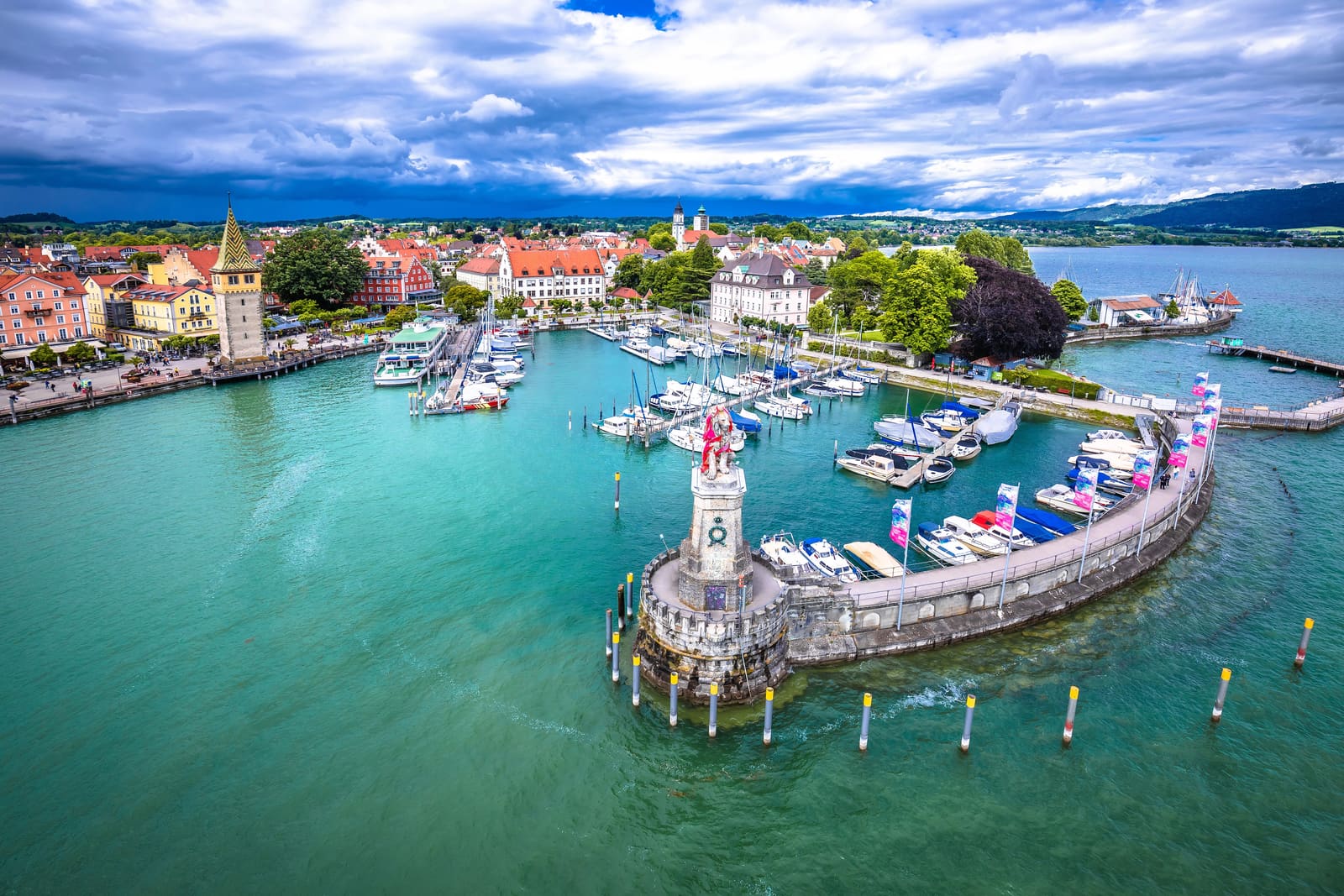 Luftbild des Lindauer Hafens am Bodensee mit Bayerischem Löwen, Mangturm, Segelbooten und farbiger Altstadt