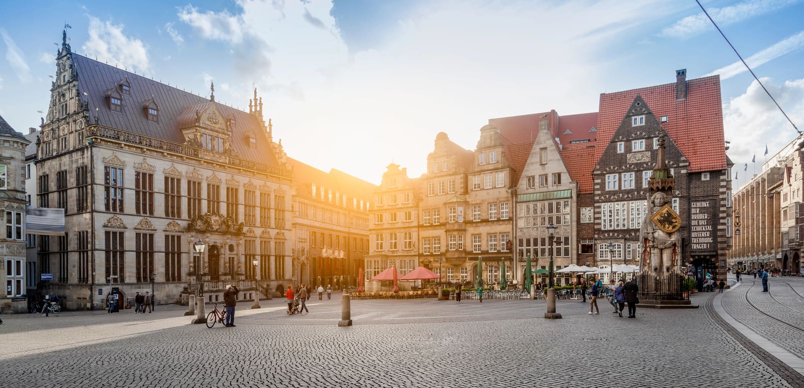 Bremer Marktplatz mit der Renaissancefassade des Rathauses, Rolandstatue und historischen Giebelhäusern im warmen Abendlicht