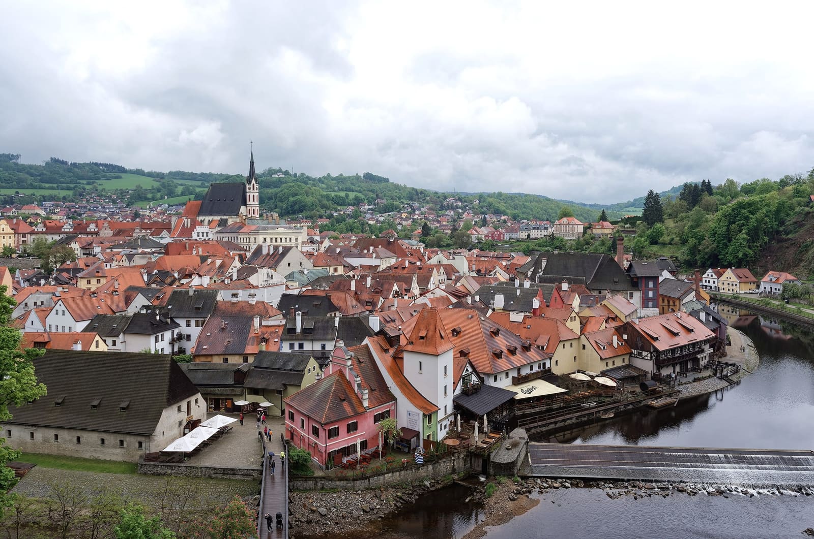 Rote Dächer der Altstadt von Český Krumlov mit Moldau und St.-Veit-Kirche, vom Schloss aus gesehen