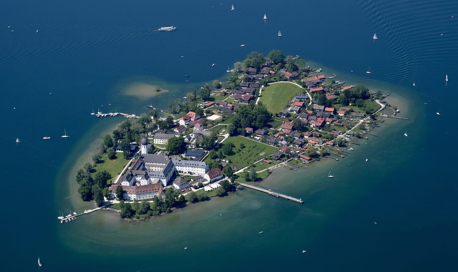 Luftbild der Fraueninsel mit dem Kloster Frauenwörth im Chiemsee