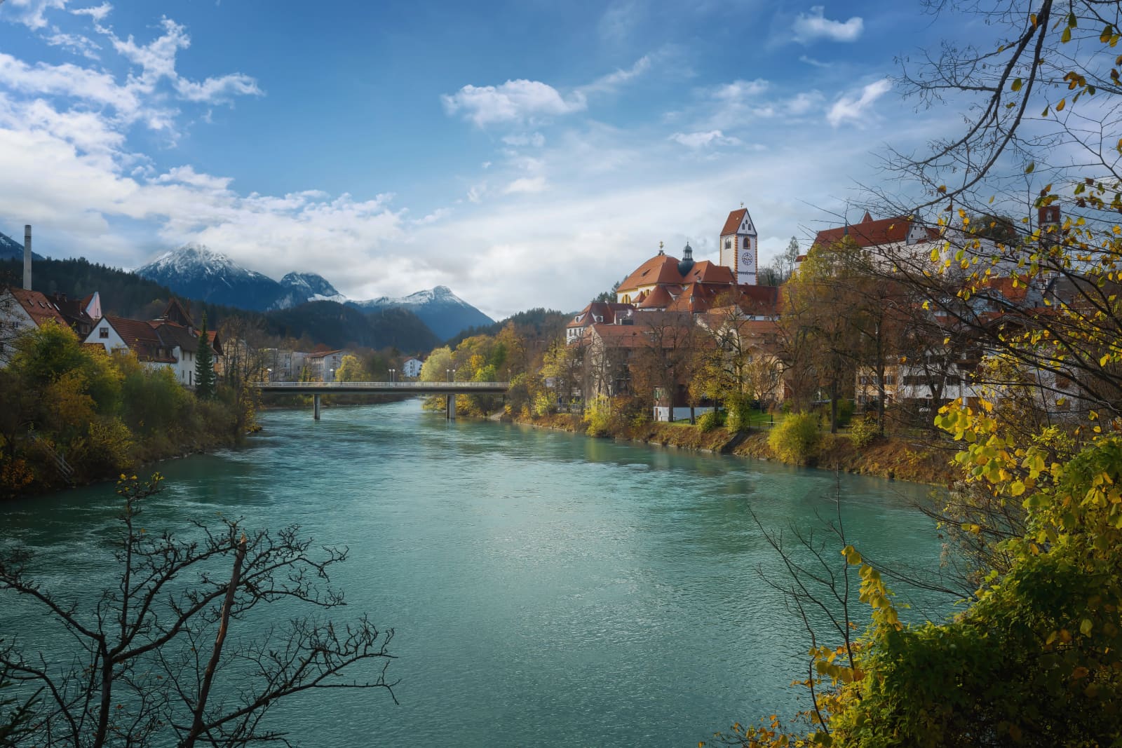 Die Altstadt von Füssen am Lech mit der Basilika St. Mang vor den Allgäuer Alpen