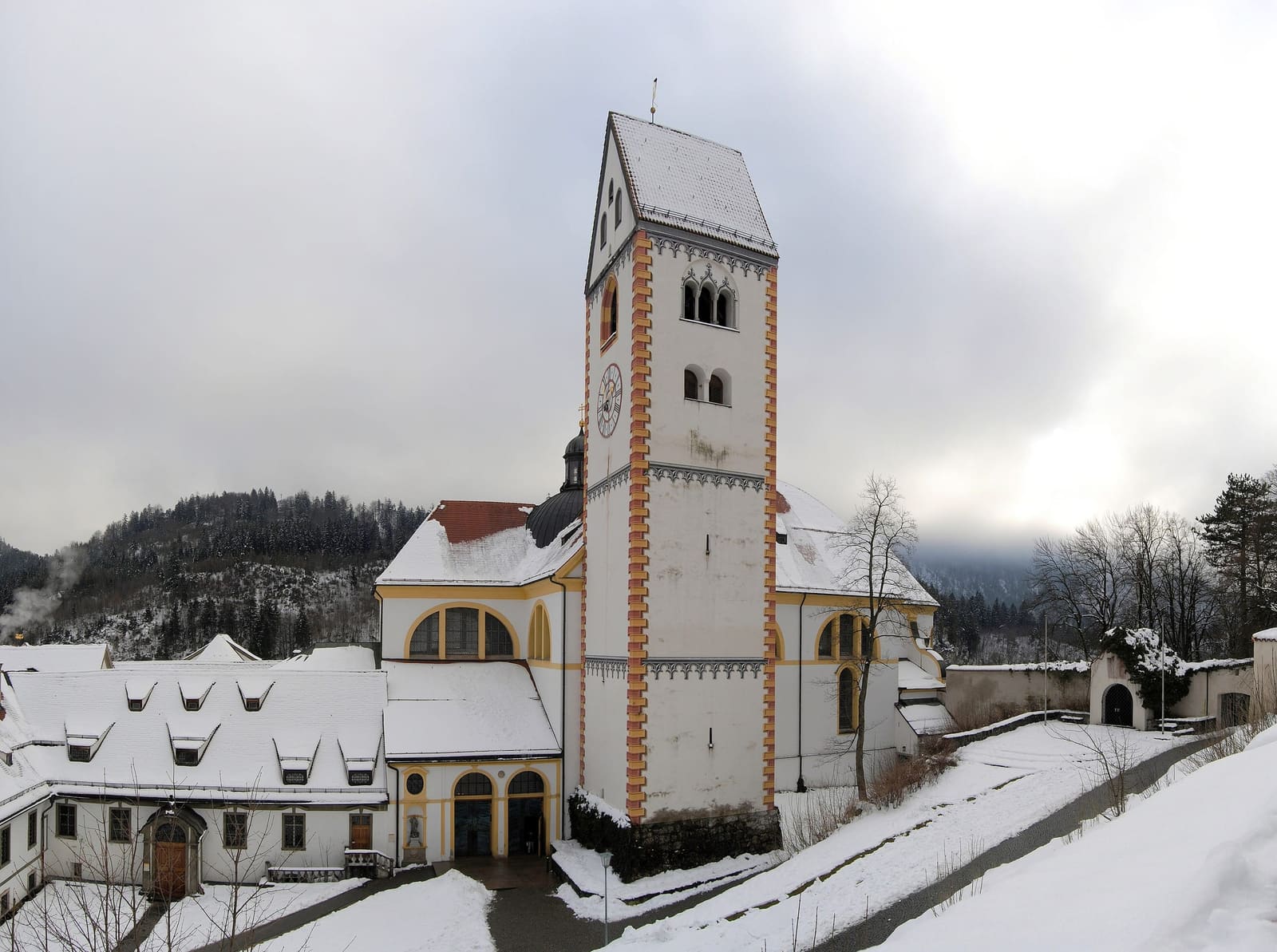 Die verschneite Kirche Sankt Mang mit Klostergebäuden in Füssen
