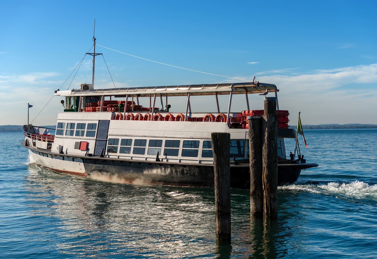 Ein Fahrgastschiff am Anleger in Lazise am Gardasee