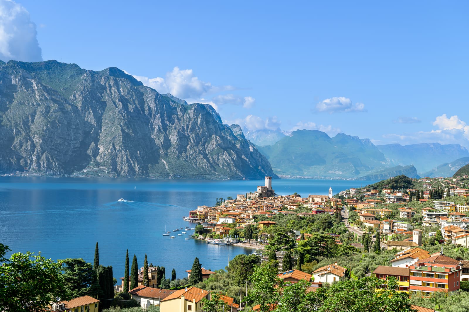 Malcesine mit Scaligerburg, Gardasee und den Bergen am gegenüberliegenden Ufer