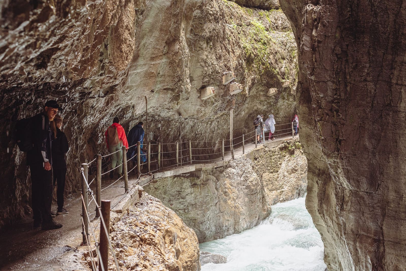 Die Partnach fließt durch die enge Partnachklamm zwischen steilen Felswänden