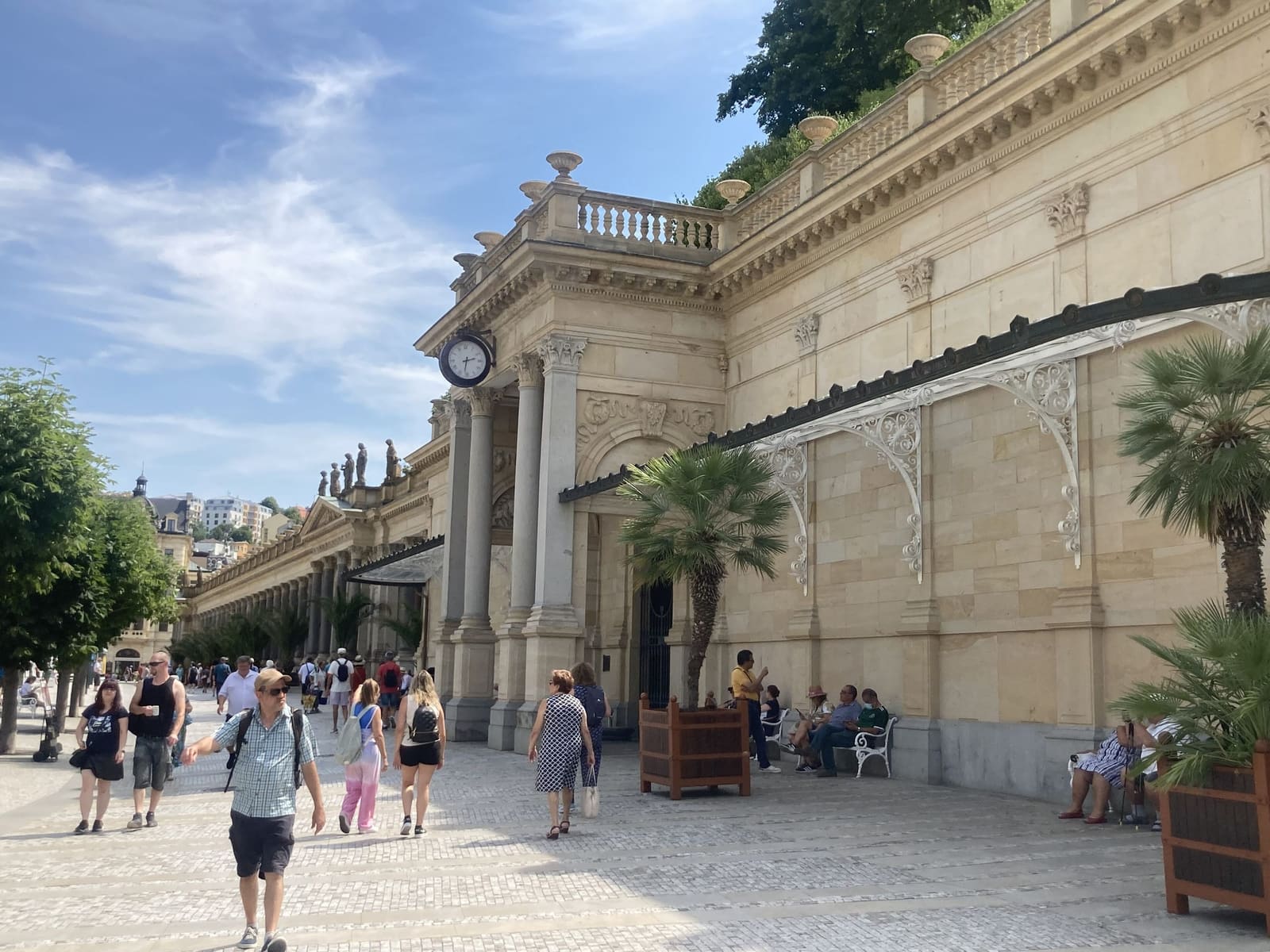 Säulen und Fußgänger vor der Mühlbrunnkolonnade in Karlovy Vary