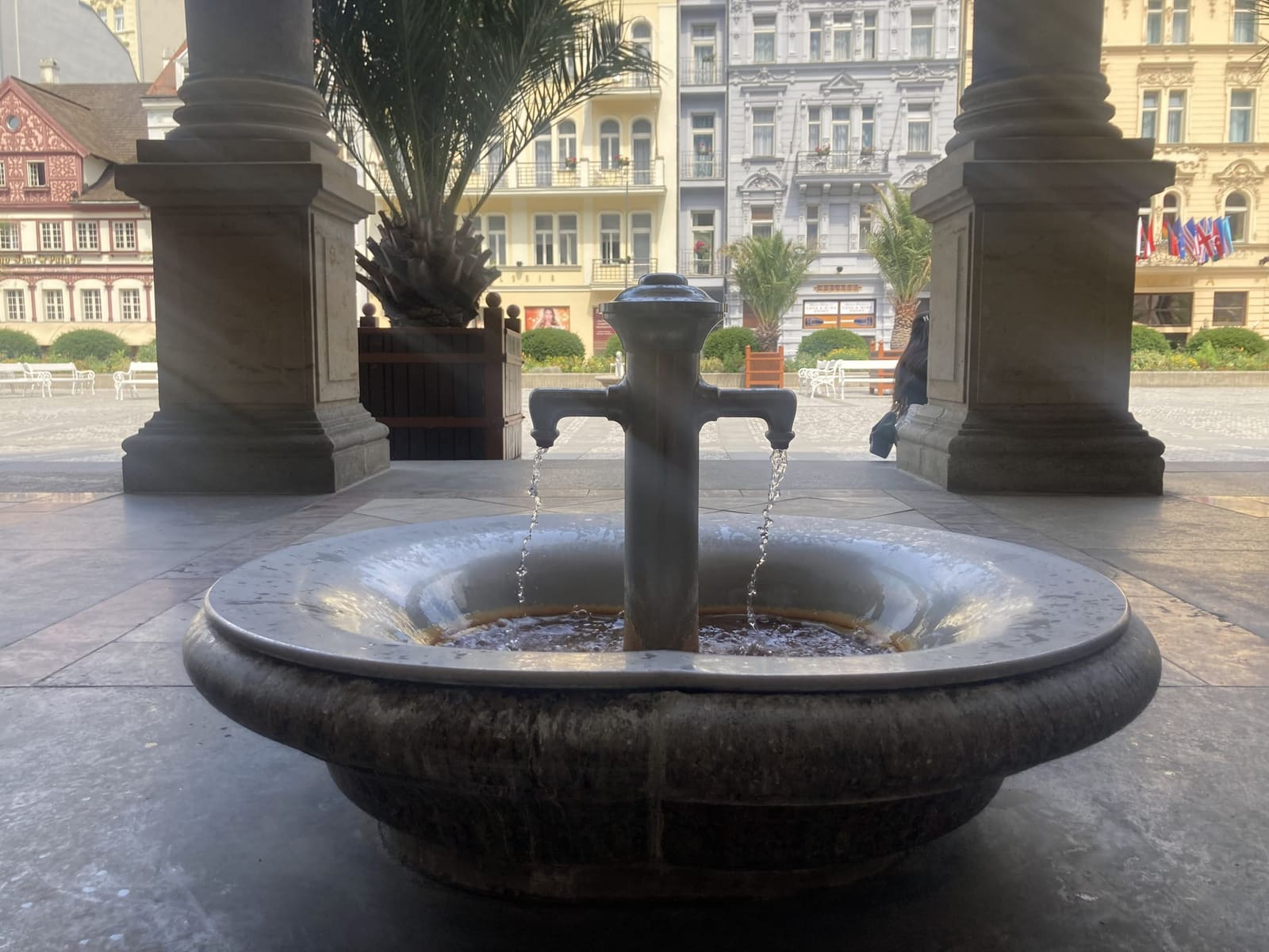 Steinernes Quellbecken zwischen den Säulen der Mühlbrunnkolonnade in Karlovy Vary
