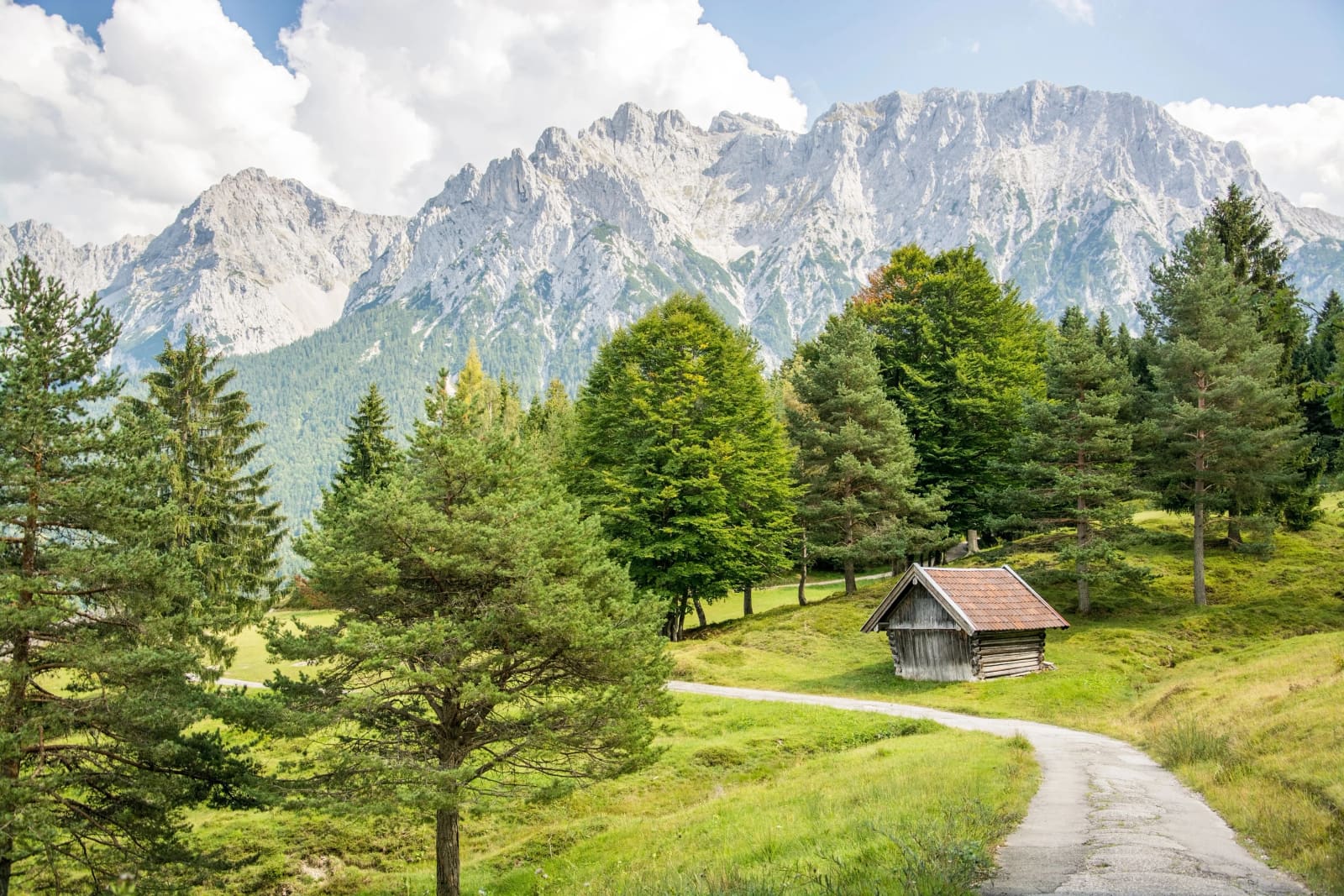 Das Karwendelgebirge über Mittenwald, erschlossen von der Karwendelbahn