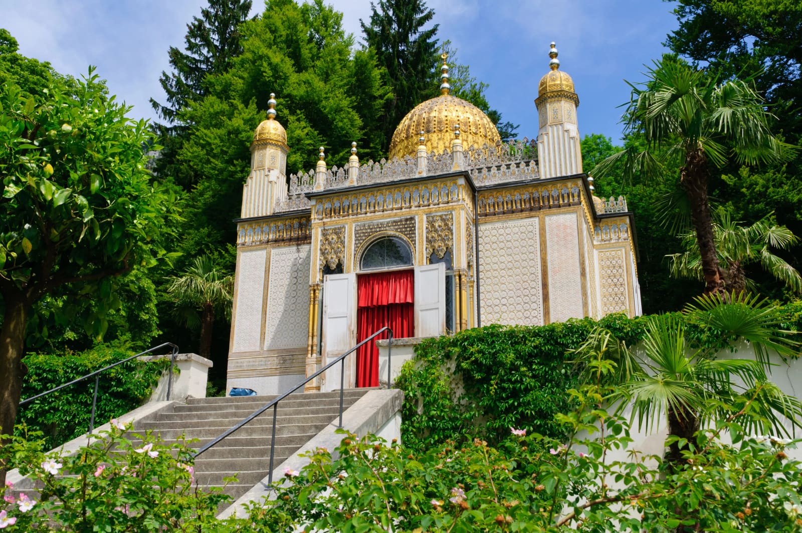 Maurischer Kiosk im Schlosspark Linderhof mit vergoldeter Kuppel