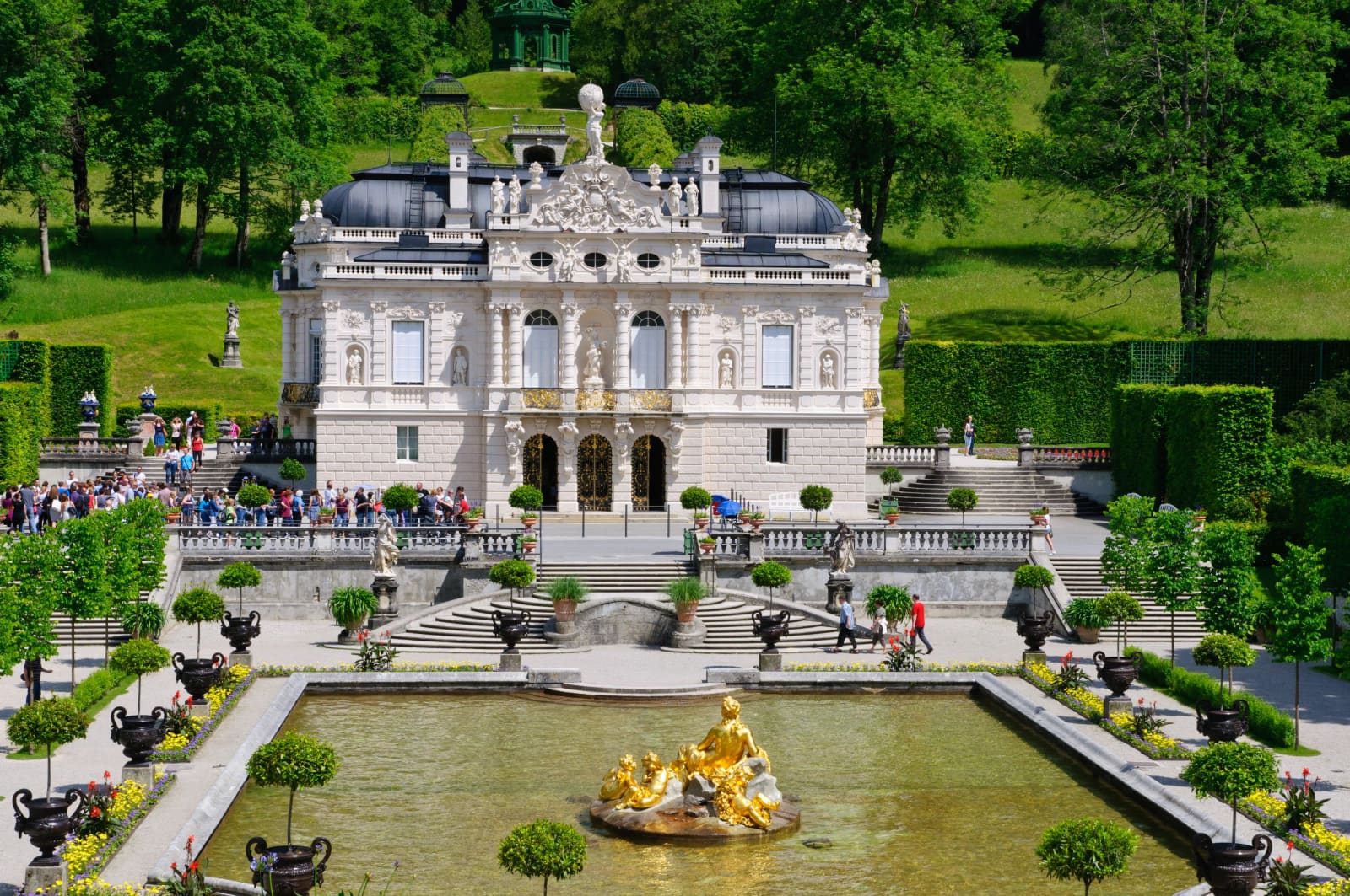 Schloss Linderhof mit Wasserparterre und Fontäne im Graswangtal