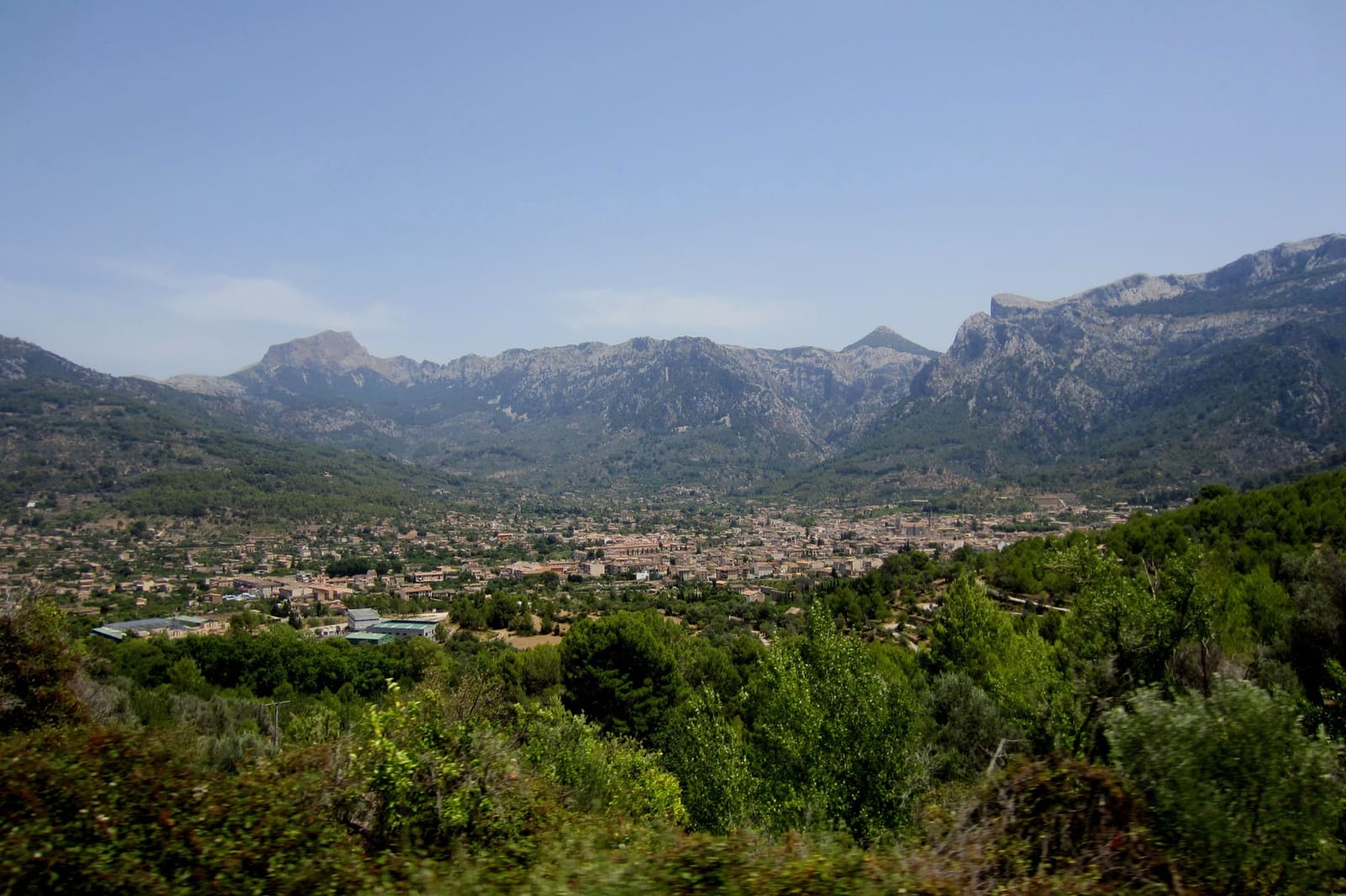 Blick über die Kleinstadt Sóller im Gebirgszug Serra de Tramuntana im Nordwesten Mallorcas
