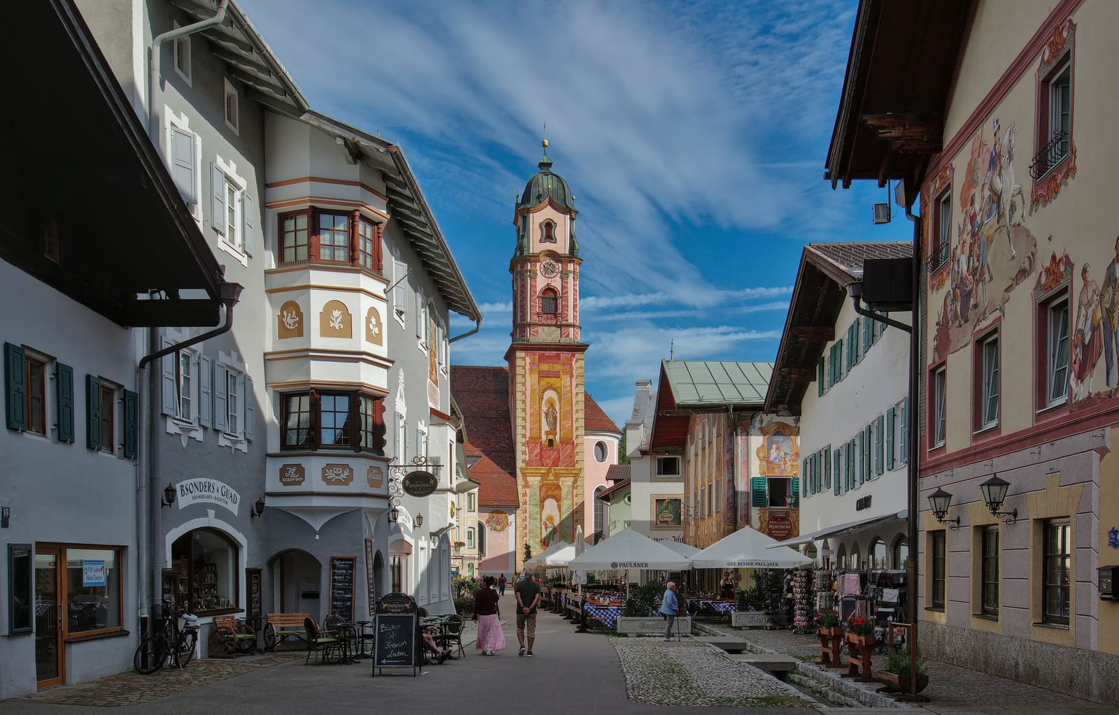 Der historische Obermarkt in Mittenwald mit bemalten Häuserfassaden und dem Karwendel im Hintergrund