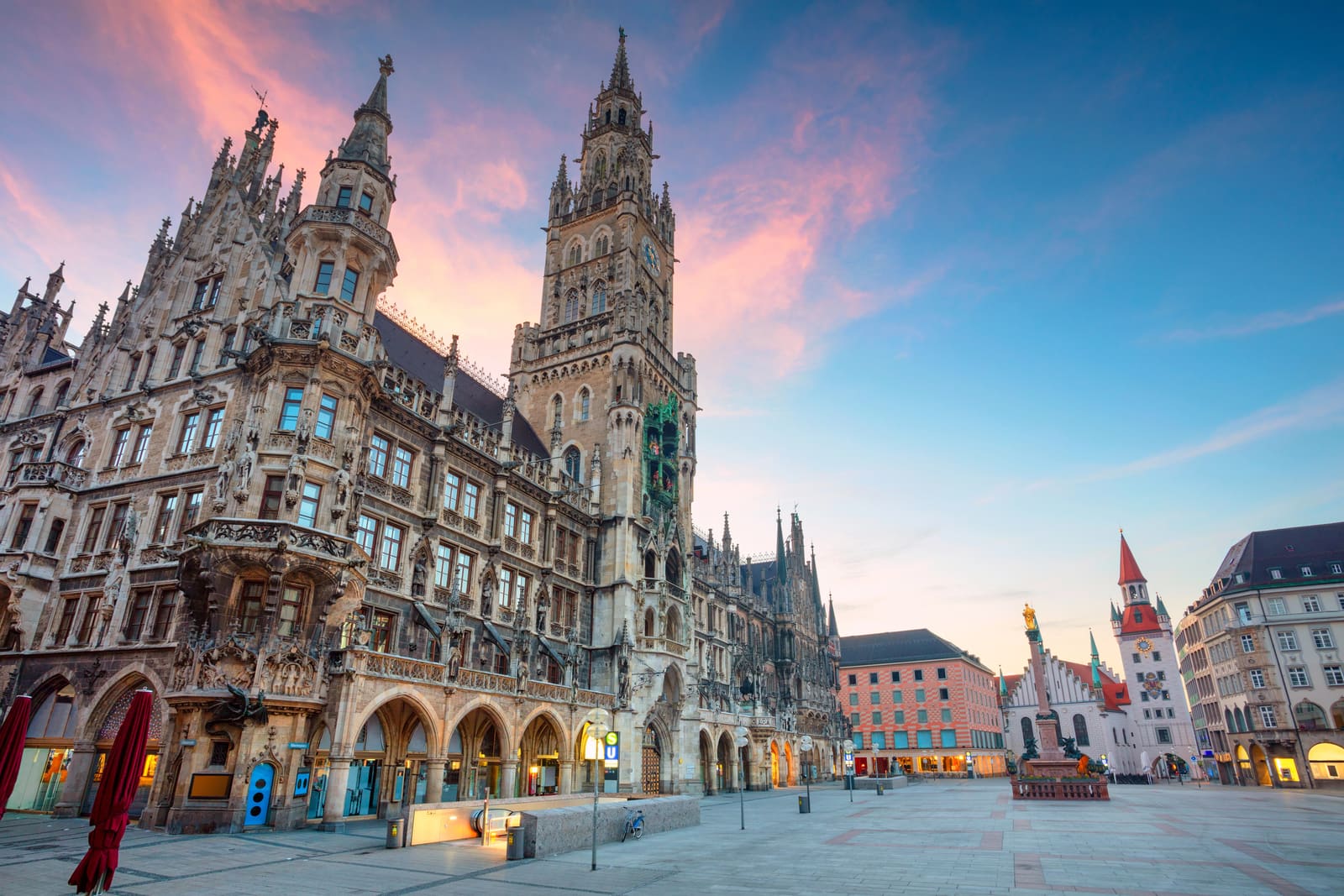 Neues Rathaus am fast menschenleeren Münchner Marienplatz unter einem rosa-blauen Abendhimmel