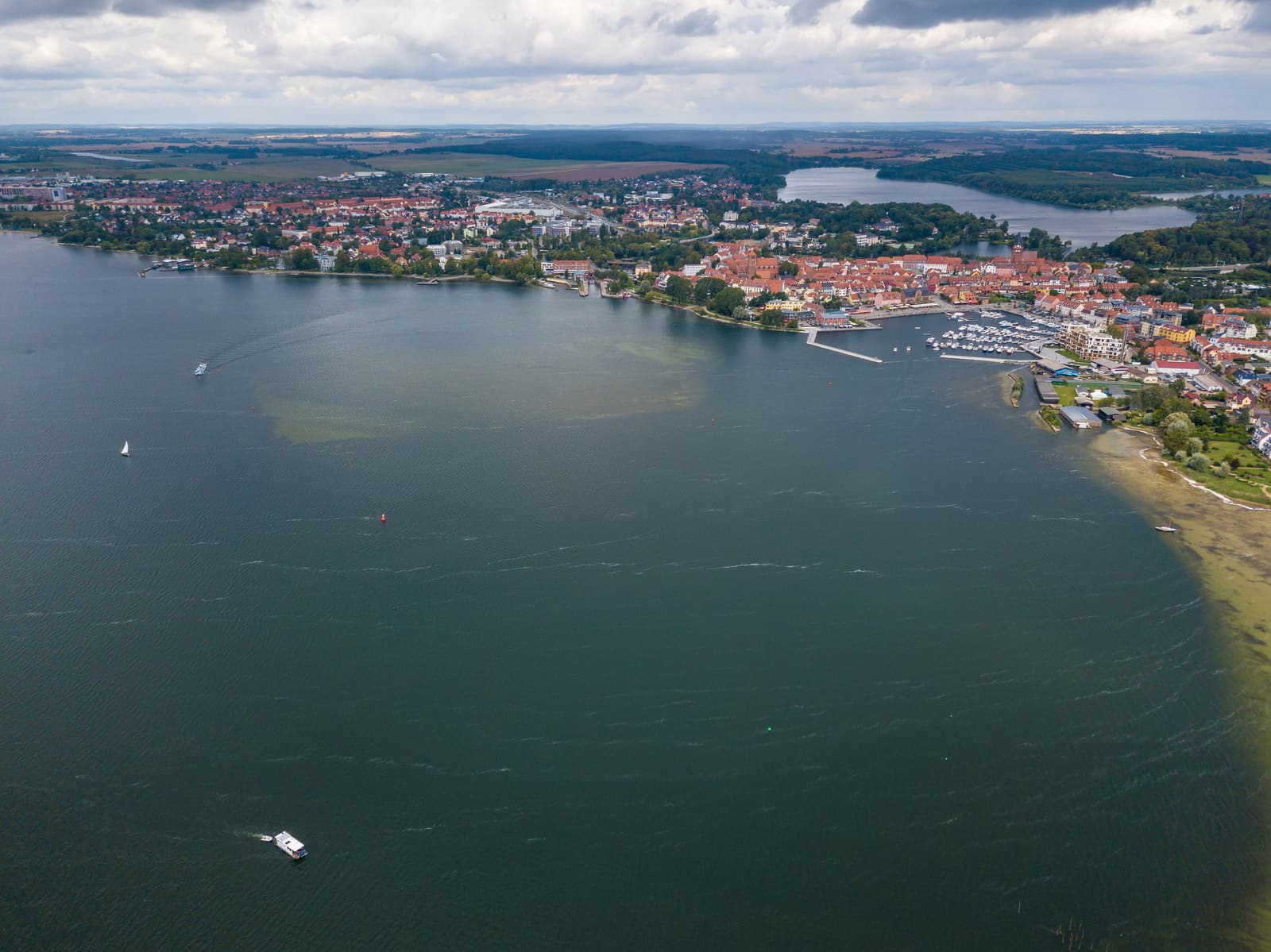 Luftbild von Waren an der Müritz mit Altstadt, Stadthafen, Bootsliegeplätzen und weitem See