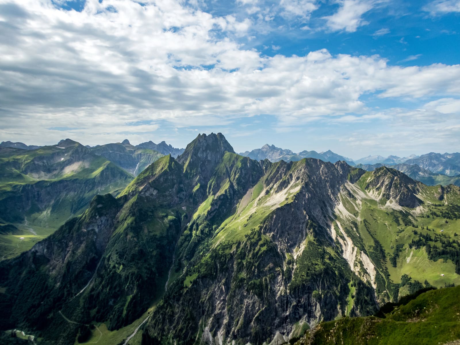 Weites Bergpanorama vom Nebelhorn über den Laufbacher-Eck-Höhenweg und die markanten Allgäuer Gipfel