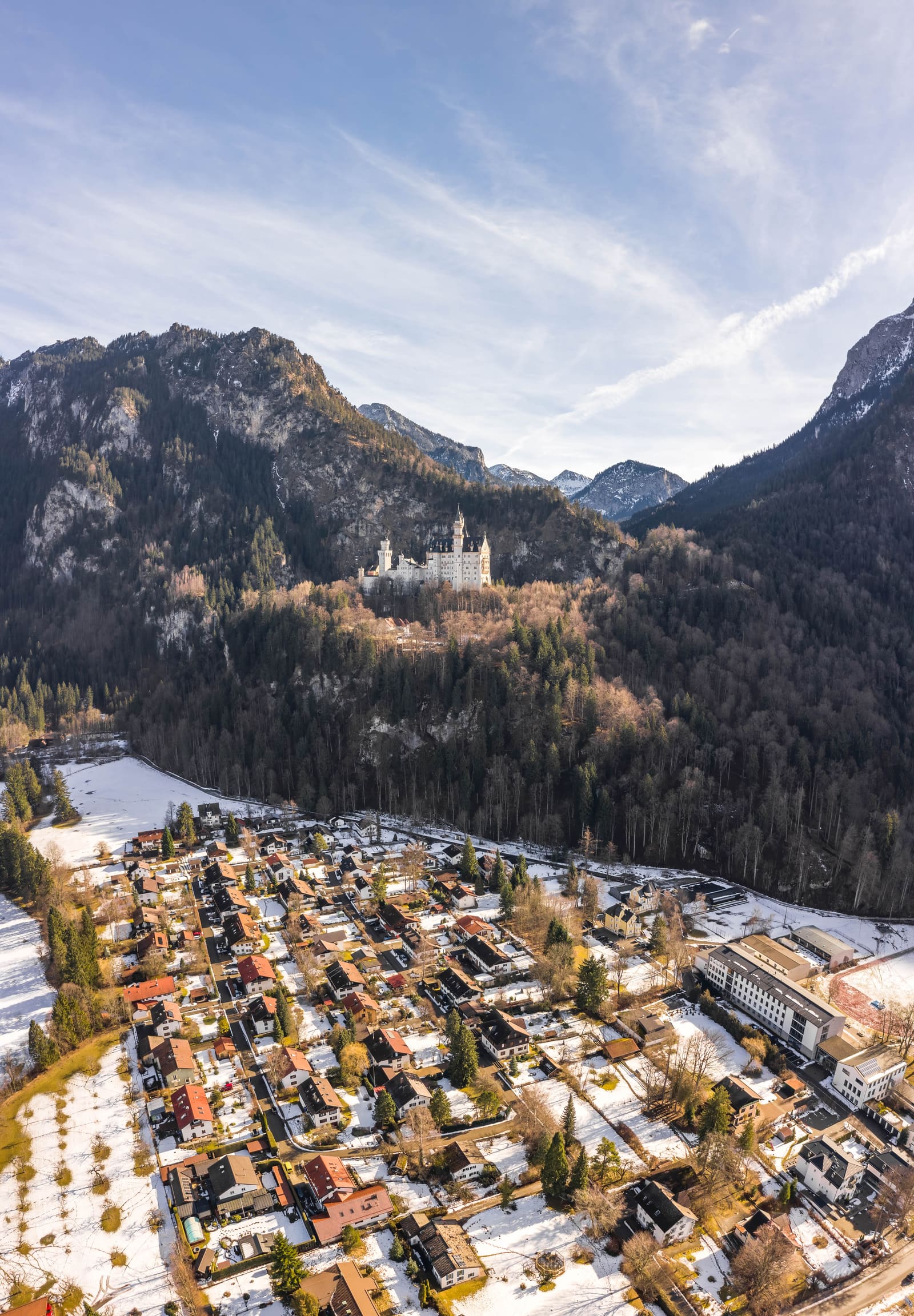 Luftbild von Schloss Neuschwanstein über dem winterlichen Ort Hohenschwangau