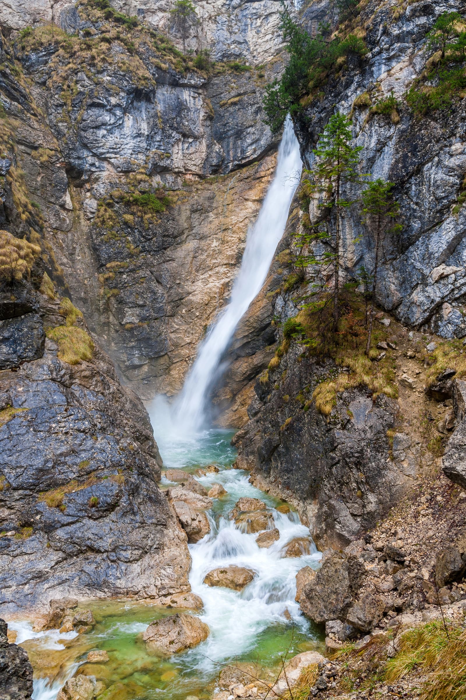 Hoher Wasserfall der Pöllat in der felsigen Schlucht unterhalb von Schloss Neuschwanstein
