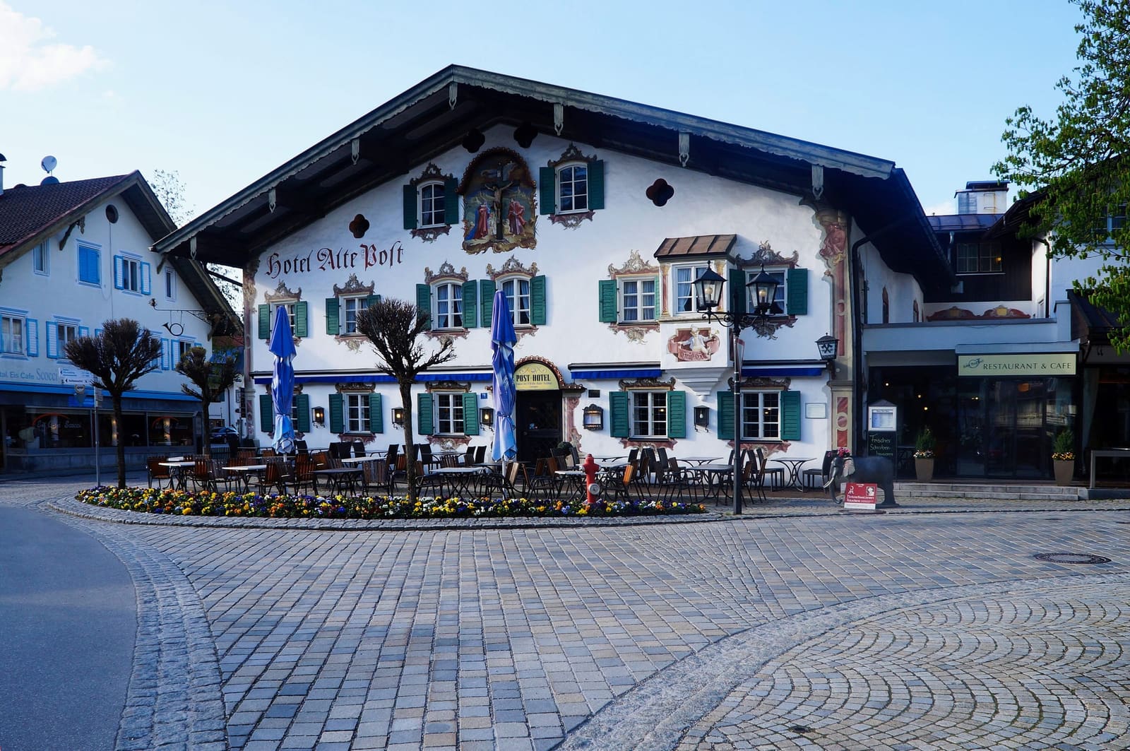 Das Hotel Alte Post mit bemalter Fassade im Ortszentrum von Oberammergau