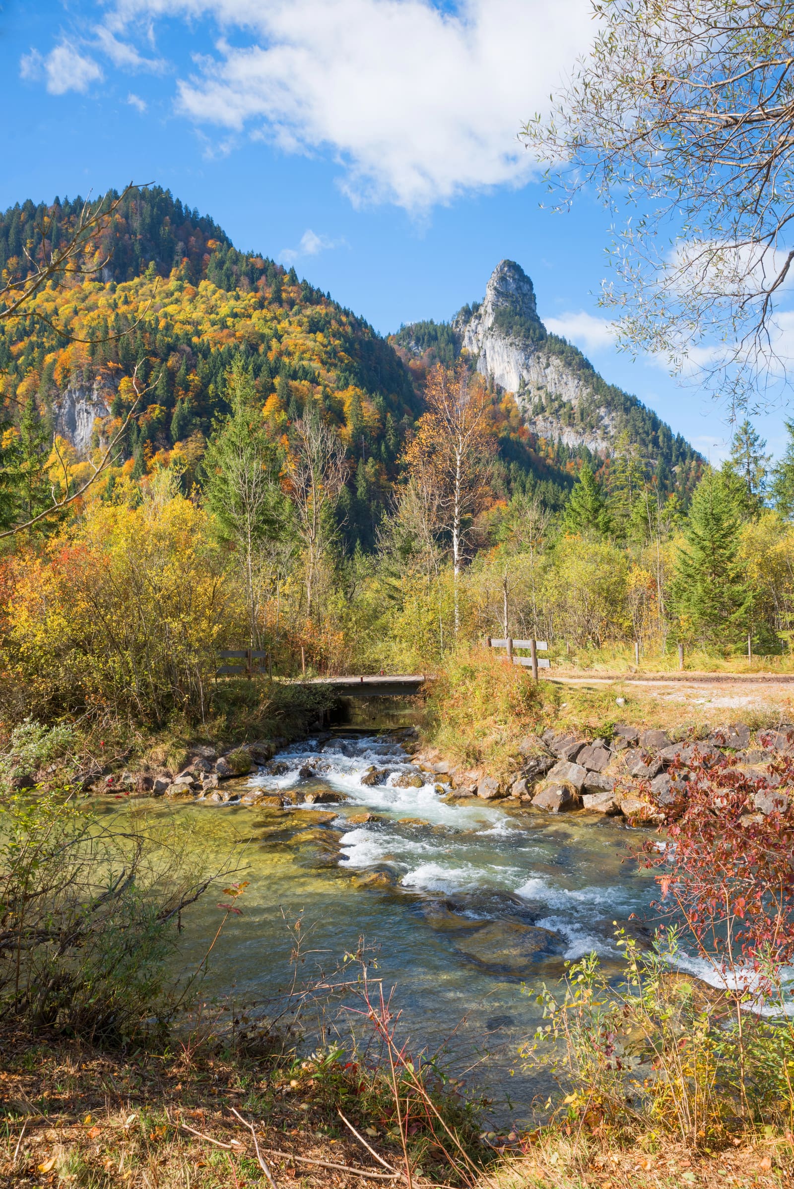 Klare Ammer bei Oberammergau vor dem markanten Kofel und bunt gefärbtem Herbstwald