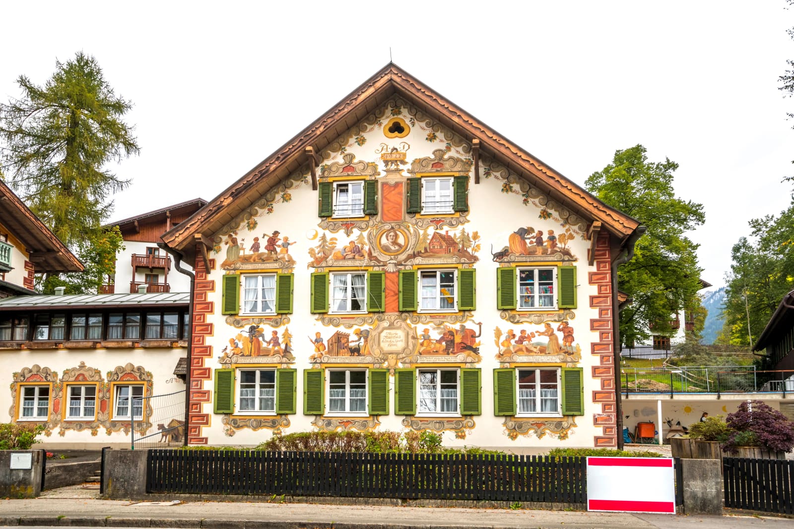 Das Dorf Oberammergau in den Ammergauer Alpen