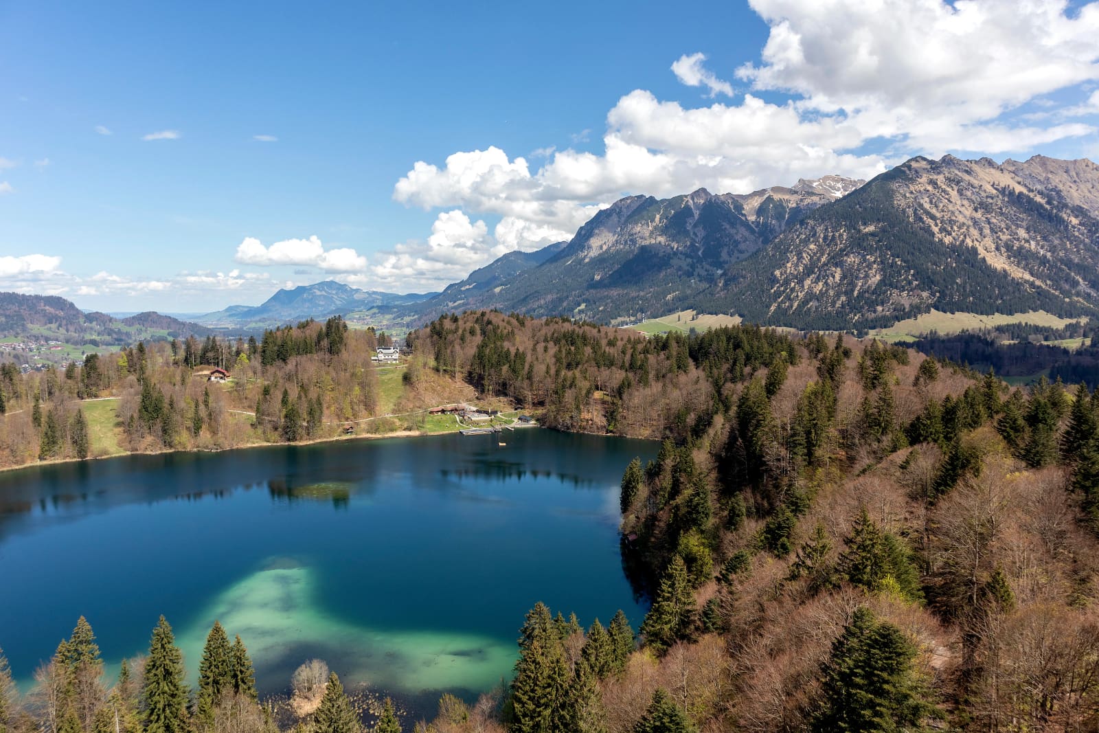 Der Freibergsee bei Oberstdorf mit dem Allgäuer Bergpanorama