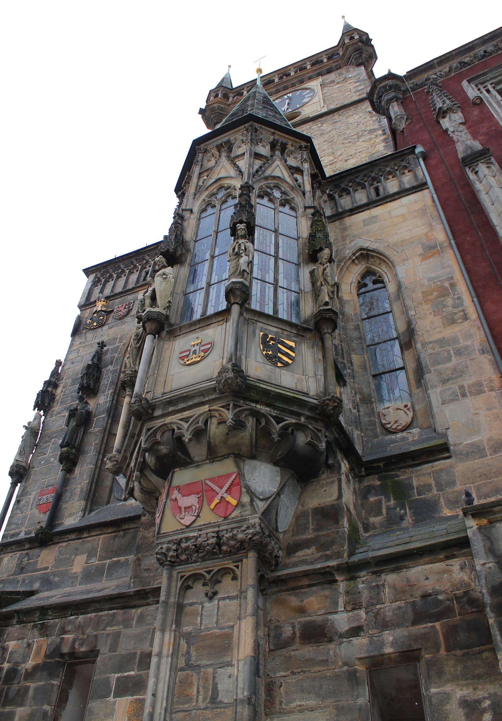 Gotischer Erker an der Fassade des Altstädter Rathauses in Prag