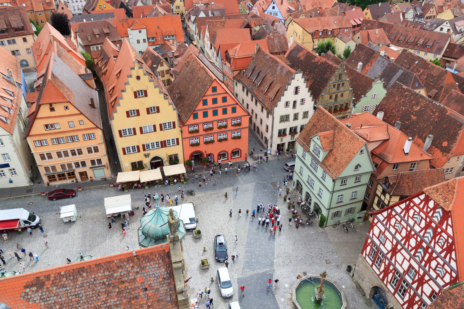 Blick über den Marktplatz von Rothenburg ob der Tauber mit bunten Giebelhäusern, Fachwerk und roten Ziegeldächern