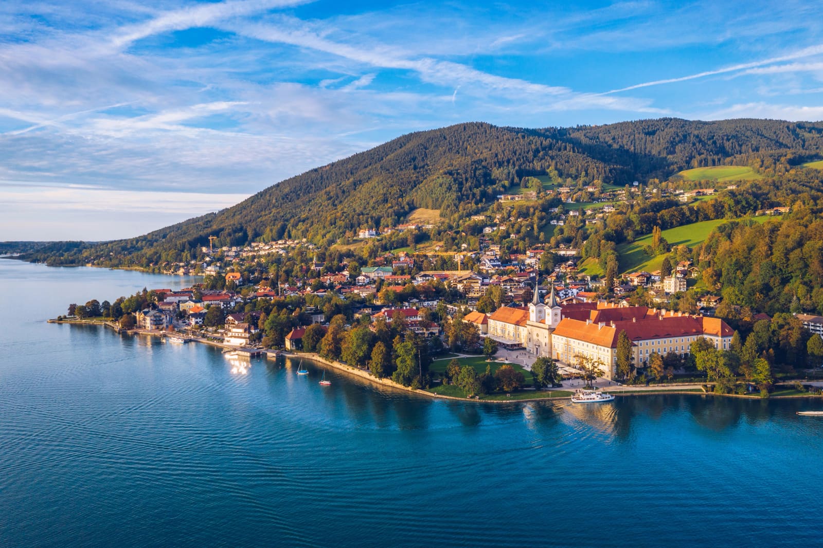 Der Tegernsee mit den Bergen des bayerischen Oberlands