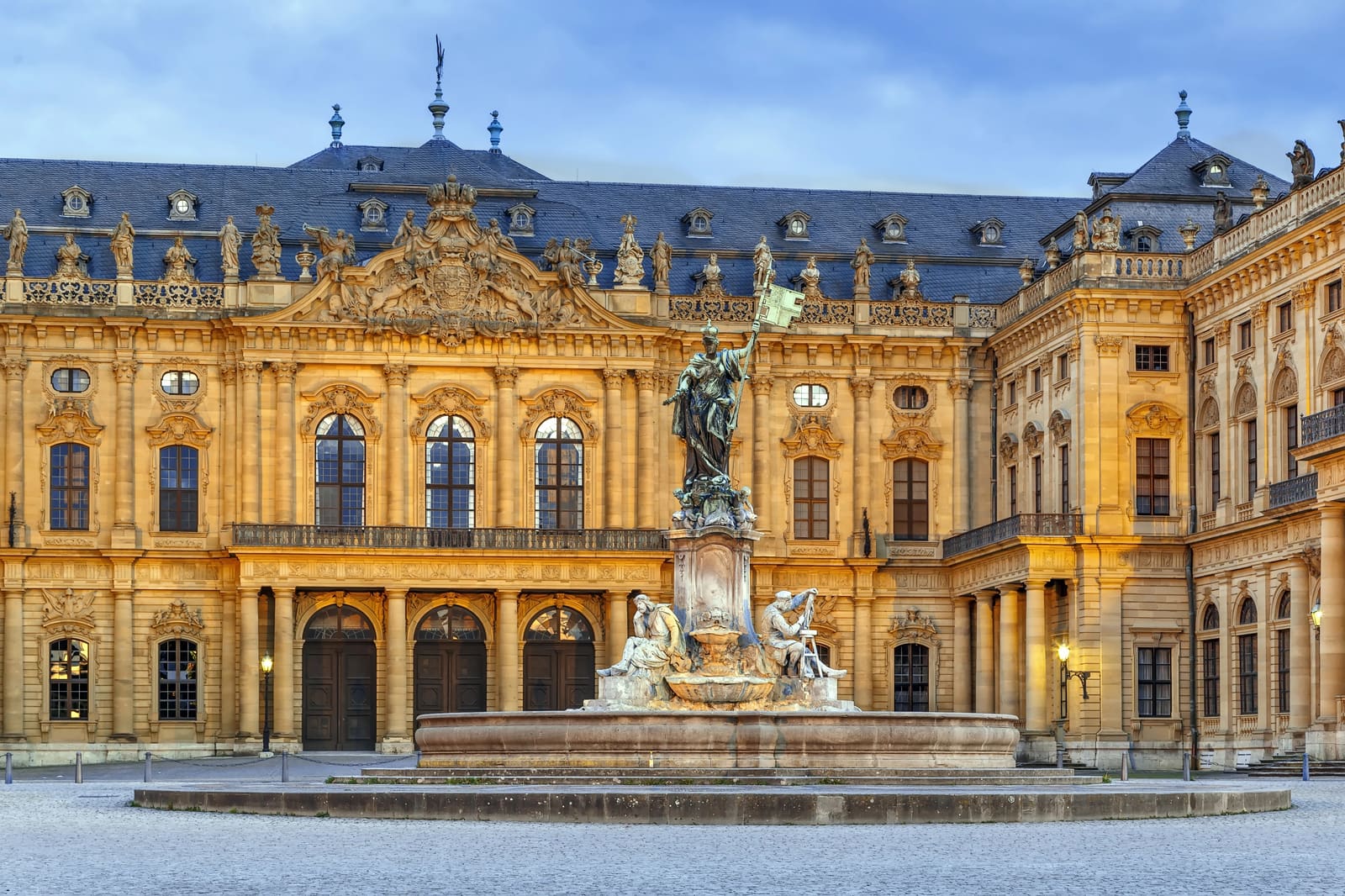 Würzburger Residenz mit reich verzierter Barockfassade und Frankoniabrunnen im Ehrenhof