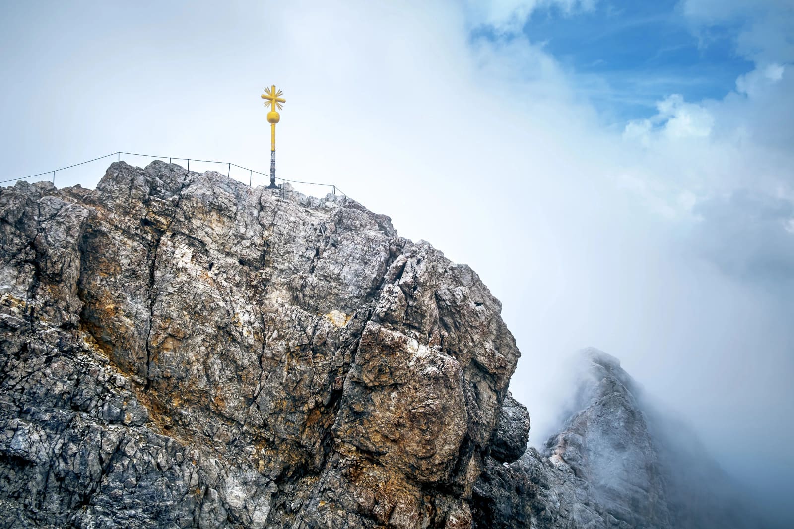 Das goldene Gipfelkreuz der Zugspitze auf 2.962 m mit Alpenpanorama